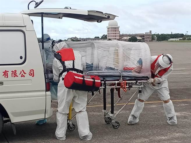 台东县兰屿乡8个月大男婴确诊併发肺炎，空勤以负压隔离舱协助后送。（空中勤务总队第3大队第3队提供／蔡旻妤台东传真）