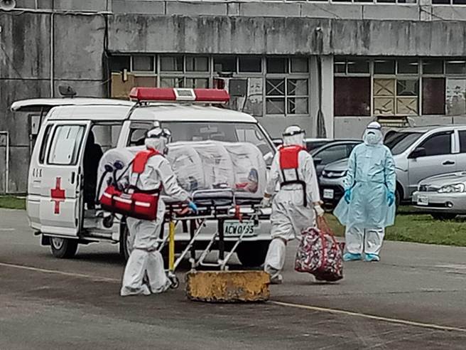 台东县兰屿乡8个月大男婴确诊併发肺炎，空勤以负压隔离舱协助后送。（空中勤务总队第3大队第3队提供／蔡旻妤台东传真）