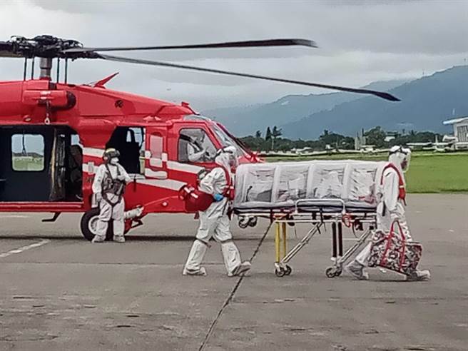 台东县兰屿乡8个月大男婴确诊併发肺炎，空勤以负压隔离舱协助后送。（空中勤务总队第3大队第3队提供／蔡旻妤台东传真）