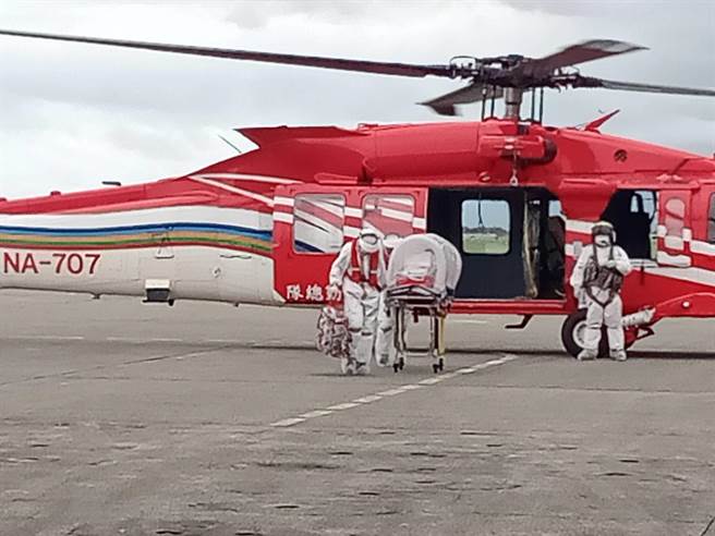 台东县兰屿乡8个月大男婴确诊併发肺炎，空勤以负压隔离舱协助后送。（空中勤务总队第3大队第3队提供／蔡旻妤台东传真）
