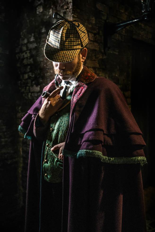 英國惡童劇團授權的《福爾摩斯辦案：國會殺人事件》中文版，在線上和觀眾互動，擴大劇場的想像力。（國家兩廳院提供）