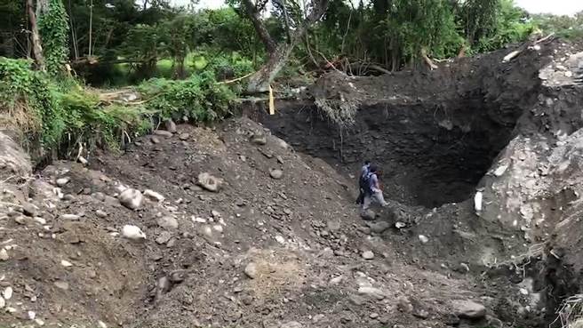 台東知本海岸傳有日治時代埋藏的黃金，嘉義安姓老翁4、5兩日再度開挖。（民眾提供／蔡旻妤台東傳真）