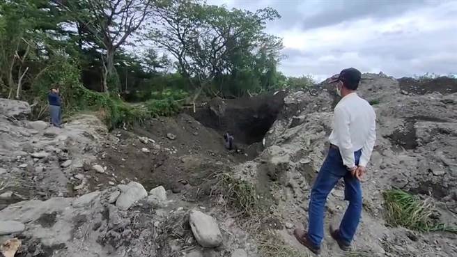 台東知本海岸傳有日治時代埋藏的黃金，嘉義安姓老翁4、5兩日再度開挖。（民眾提供／蔡旻妤台東傳真）