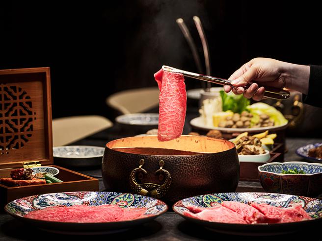 新光三越今（5日）新开幕的「黑武士麻辣火锅」，母亲节订位热络。（新光三越提供）