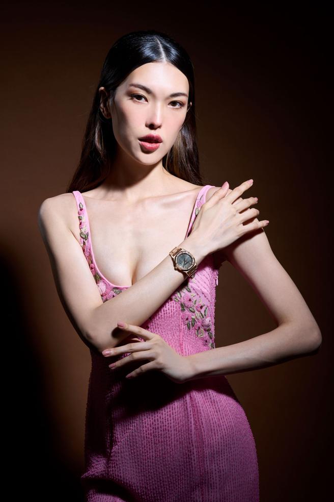仙女系名模王思伟羞认「恋爱中」，佩戴爱彼表（Audemars Piguet）皇家橡树玫瑰金钻表，坦承「爱彼」（爱上他）。（JOJ PHOTO摄，图片企画／中时时尚，服装提供／Blumarine）
