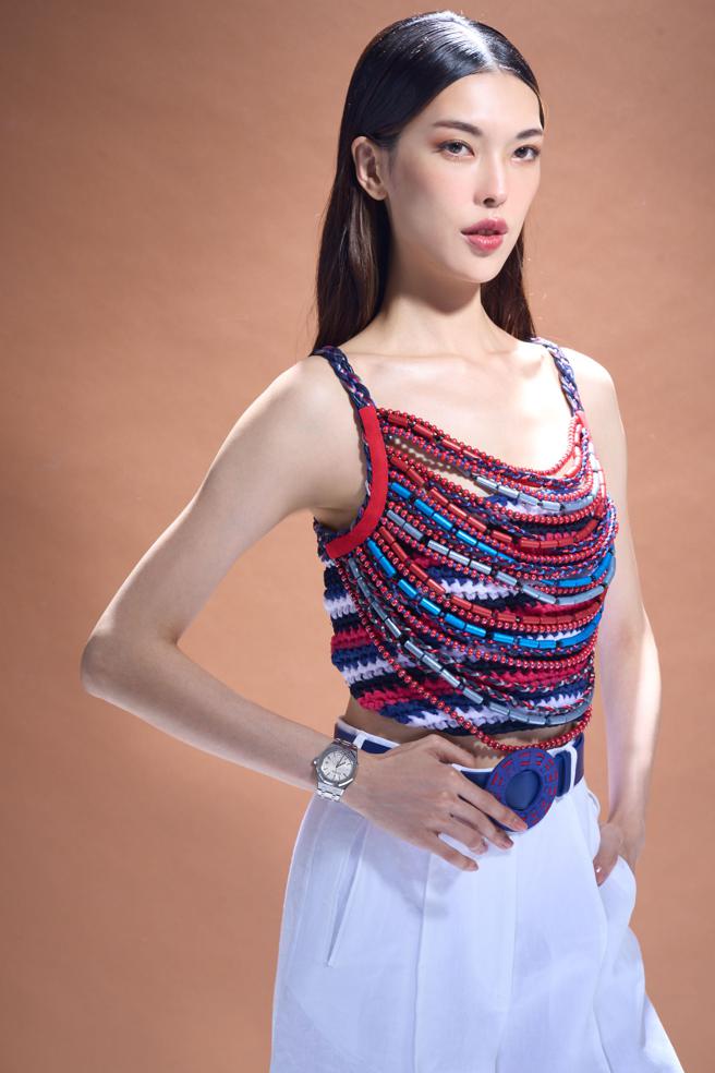 王思伟秘恋已经一年多，之所以能低调呵护这段爱情，全靠疫情所赐，佩戴爱彼表（Audemars Piguet）皇家橡树精钢腕表。（JOJ PHOTO摄，图片企画／中时时尚，服装提供／Giorgio Armani）