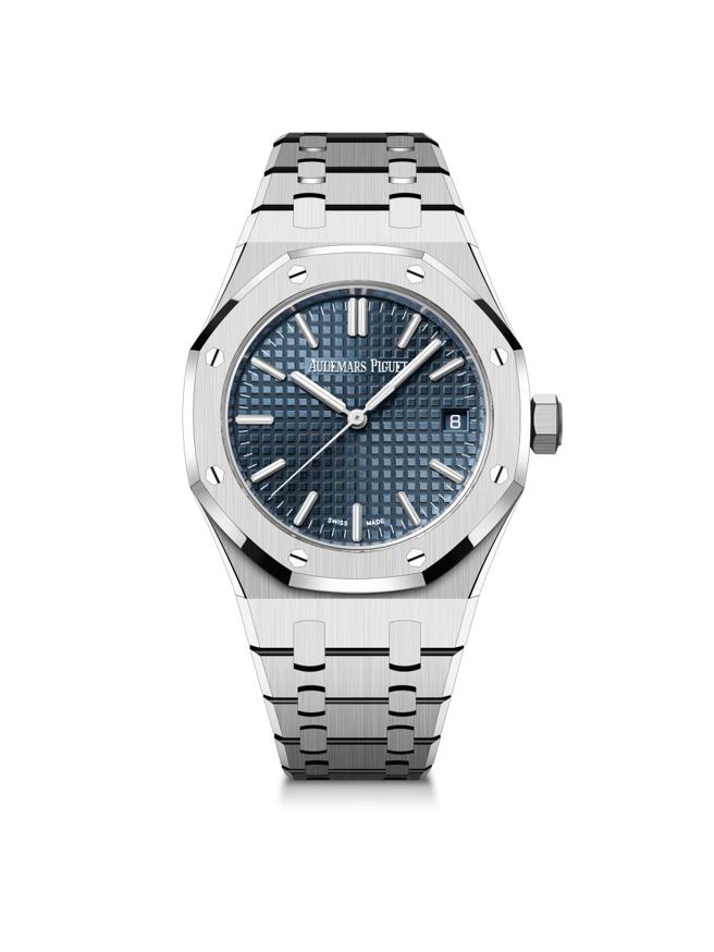 爱彼表皇家橡树Royal Oak系列自动上炼腕表，37mm，精钢款蓝色表盘，70万4000元。（Audemars Piguet提供）