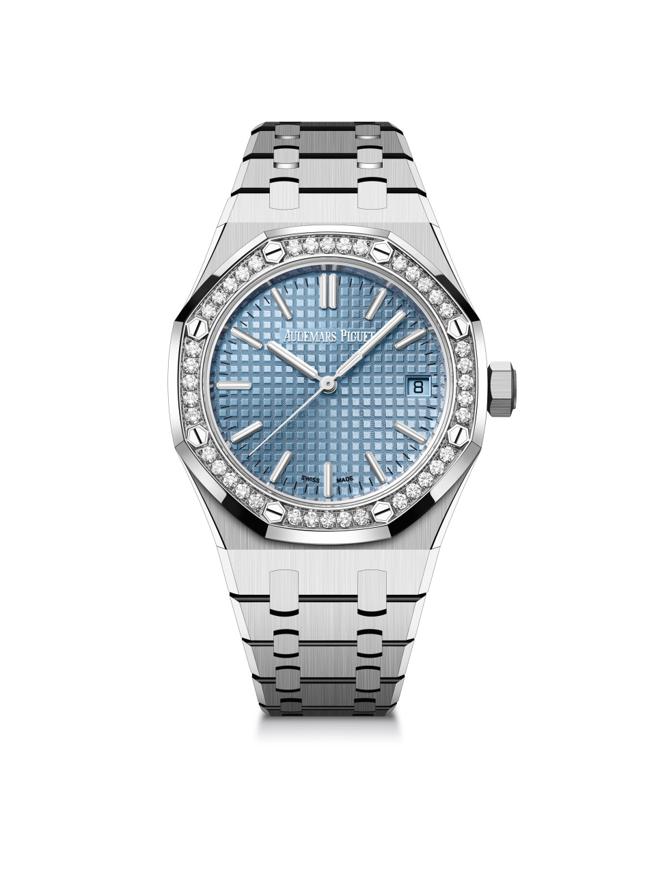 爱彼表皇家橡树Royal Oak系列自动上炼精钢钻表，37mm，浅蓝色表盘， 97万元。（Audemars Piguet提供）