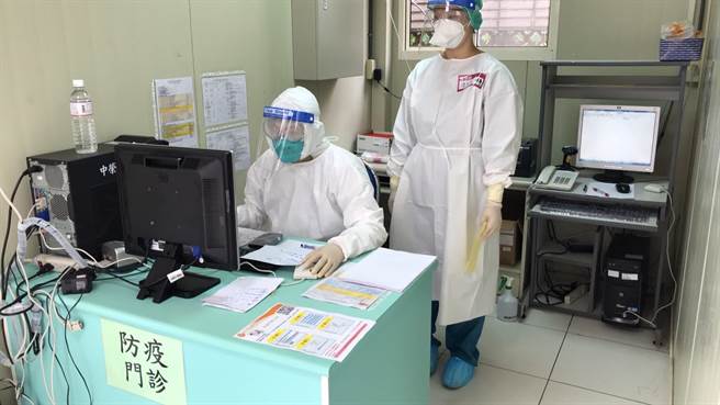 台中榮嘉義分院開設「防疫特別門診」，讓居家快篩陽性或有發燒、呼吸道症狀民眾，到院後能快速就醫、進行PCR檢驗。（台中榮總嘉義分院提供∕呂妍庭嘉義傳真）