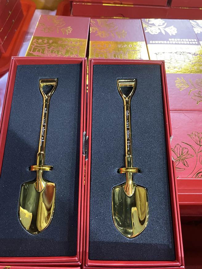 府北戶政事務所攜手大觀音亭暨祀典興濟宮贈送「幸福好孕金鏟子」給結婚新人。(曹婷婷攝)