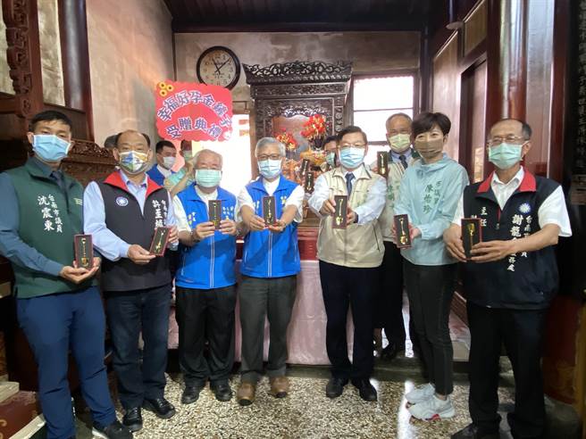 台南市北區大觀音亭暨祀典興濟宮贈送「金鏟子」給府北戶政事務所，5日由民政局長姜淋煌（右三）等人一同為金鏟子過爐加持。（曹婷婷攝）