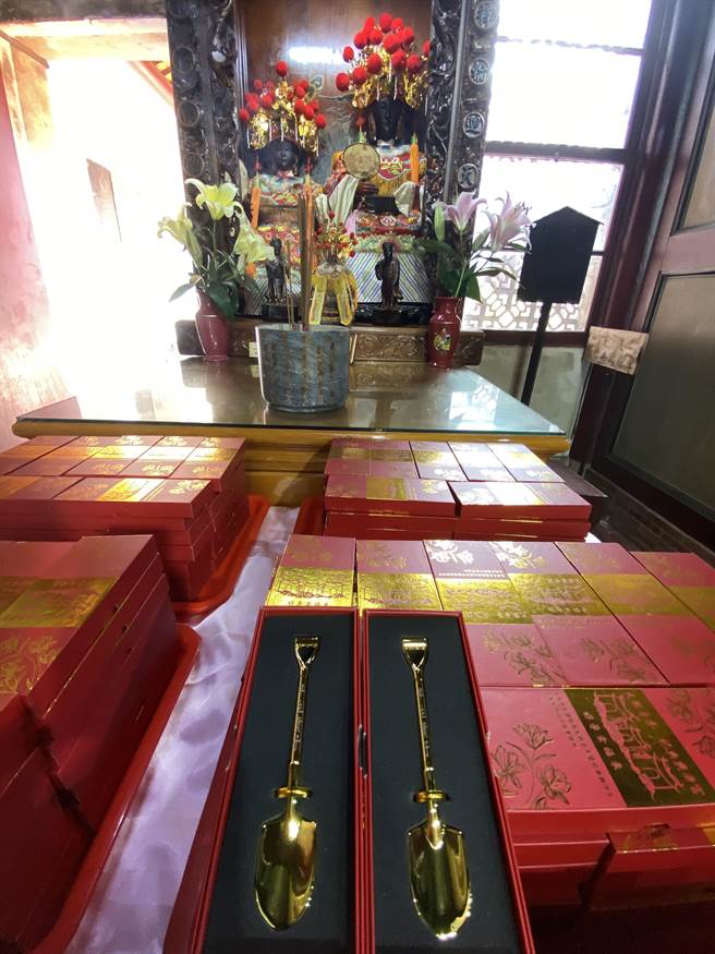 台南市北區大觀音亭暨祀典興濟宮贈送「金鏟子」給府北戶政事務所，將送給辦理結婚登記的新人。（曹婷婷攝）