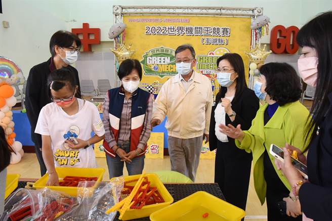 賴峰偉指示教育處，學校若有學習載具或網路分享器需求，由縣府教育網路中心提供借用，維護學生學習品質。（澎湖縣政府提供）