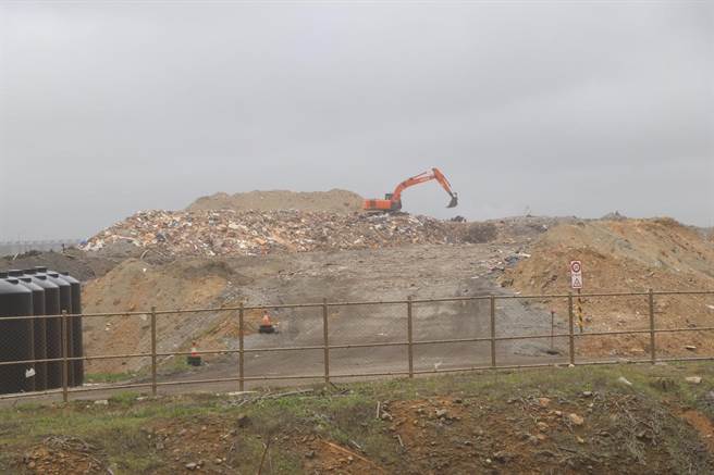 北港掩埋场现为大型家俱和废弃木材的暂置地。（蔡明亘摄）