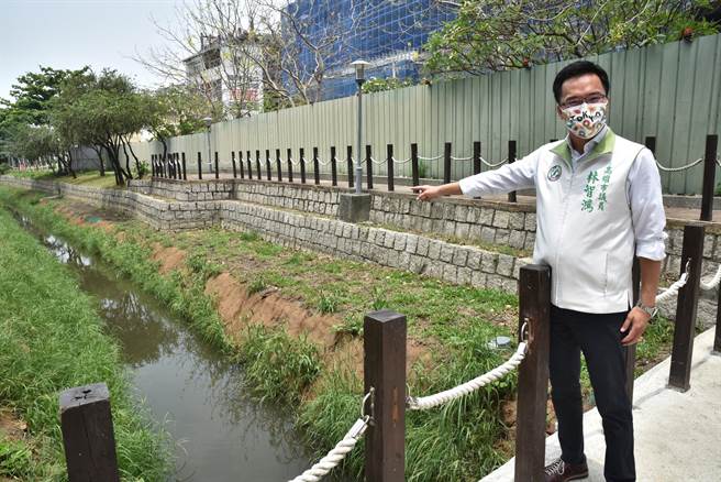 民进党高雄市议员林智鸿关心曹公圳施工问题，盼早日解决凤山淹水情形。（林瑞益摄）