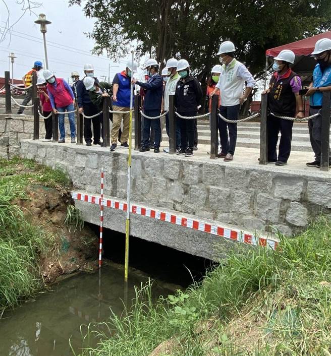 高雄市副市长林钦荣5日与议员们视察凤山区曹公圳。（高雄市水利局提供／林瑞益高雄传真）