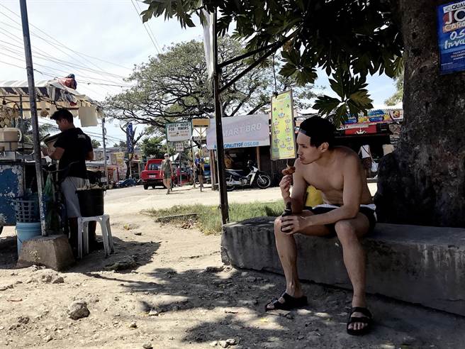 Eddie到菲律賓旅遊，波折不斷。（東森提供）