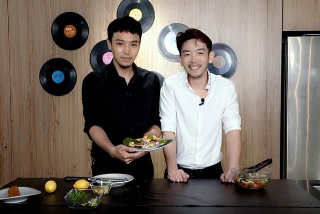 主持人Eddie（左）、嚴俊傑（右）在《莫札特餐酒館》分享人生故事。（東森提供）