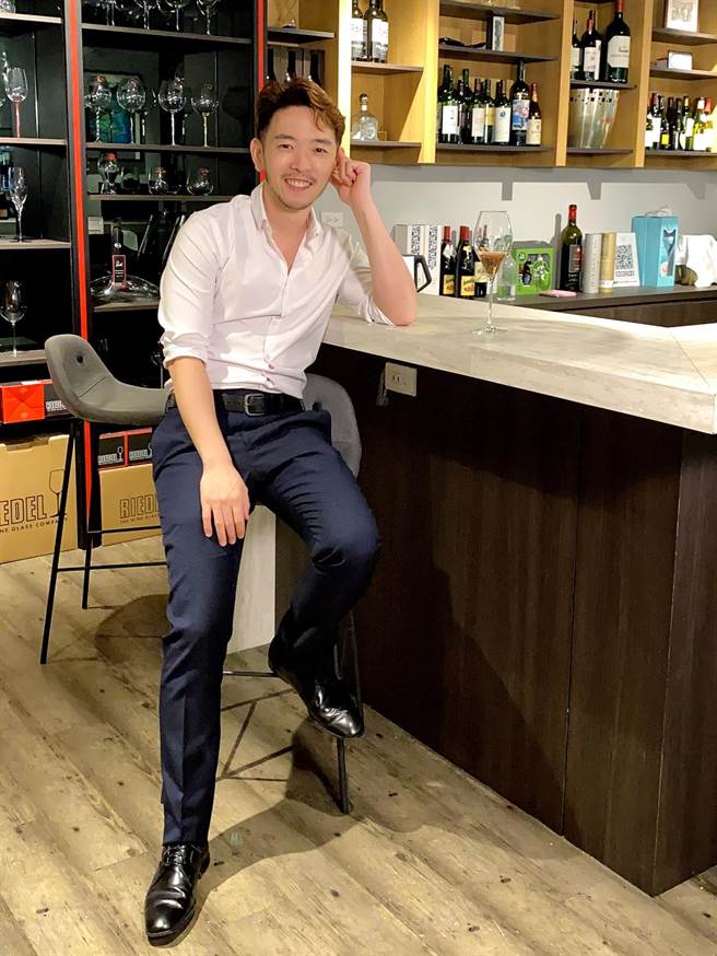 嚴俊傑曾彈琴彈到同手同腳。（東森提供）