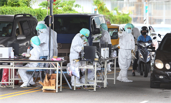 「快筛阳性视同确诊」的新防疫政策，将牵涉防疫保单理赔认定改变。图为北投士林科技园区的车来速筛检站。（姚志平摄）