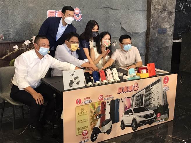 屏县府配合五倍券推出「屏东购好礼」，最大奖轻豪宅在5日抽出，由家住盐埔乡的黄小姐抽得，她在全联仅花974元就抽中千万轻豪宅。（谢佳潾摄）