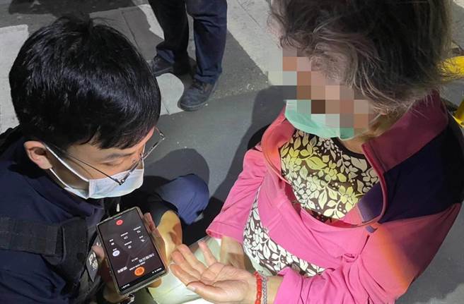 员警靠爱心手炼上的讯息，协助老妇顺利返家。（大园分局提供／蔡明亘桃园传真）