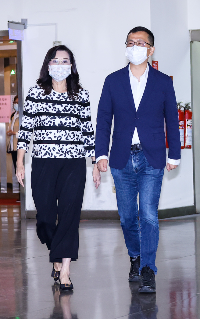 國民黨籍市議員羅智強（右）5日在市議會質詢後，和市議員秦慧珠（左）出席記者會，宣布將請辭北市議員，表態角逐桃園市長。（羅永銘攝）