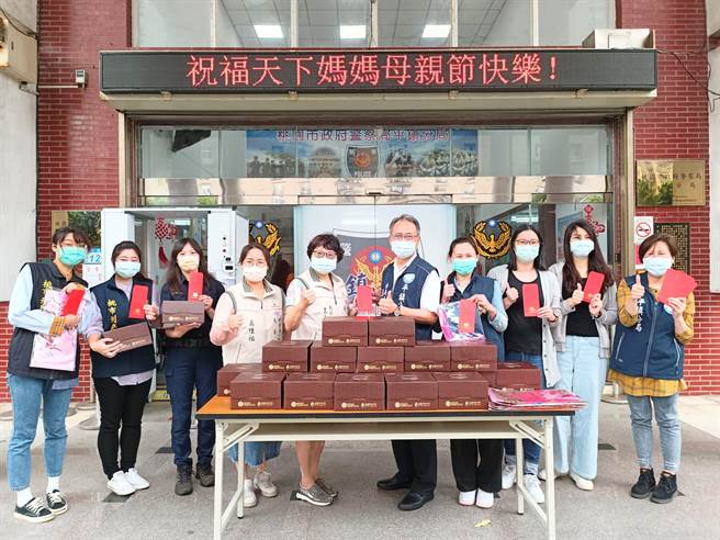桃市長贈警母親節禮盒，平鎮分局長吳明彥代為轉贈。（平鎮分局提供／蔡明亘桃園傳真）