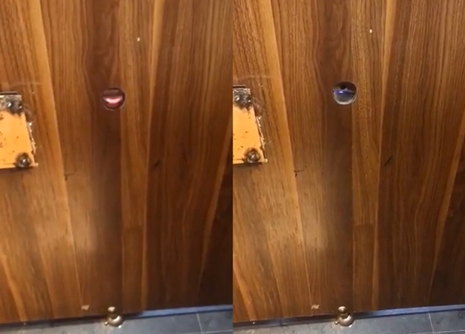 有名男子在透过厕所门板上的小圆孔，不断伸出舌头，不时还往内看，吓坏正准备要上的人。（翻摄自爆废公社公开版）