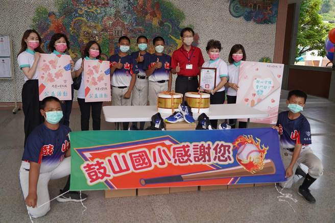 鼓山少棒获全国第3名，光觉协会颁3万元激励奖学金。(协会提供)