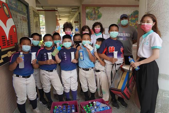 鼓山少棒获全国第3名，光觉协会颁3万元激励奖学金。(协会提供)