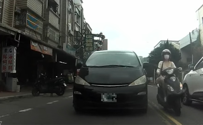 美腿女騎士跨越雙黃線鑽車，驚險閃過對向休旅車，又差點擦撞正向後方機車。（翻攝自YouTube頻道「WoWtchout - 地圖型行車影像分享平台」）