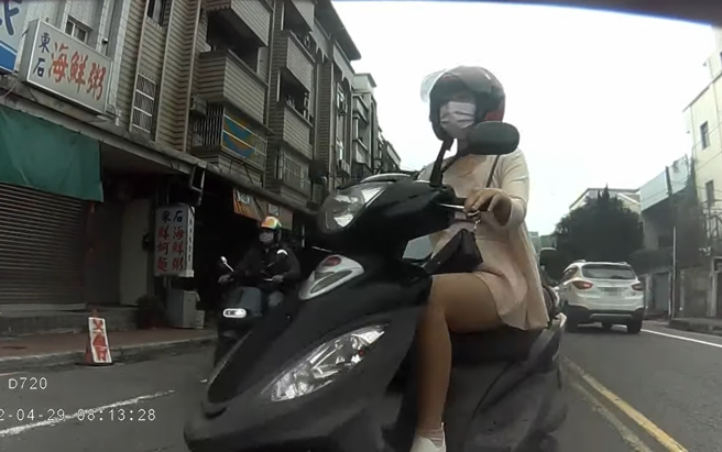 美腿女騎士跨越雙黃線鑽車，驚險閃過對向休旅車，又差點擦撞正向後方機車。（翻攝自YouTube頻道「WoWtchout - 地圖型行車影像分享平台」）