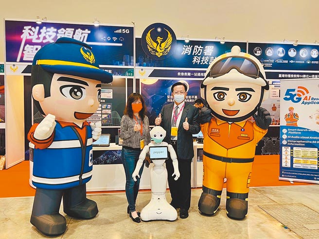 消防署长萧焕章（右）蒞临台北国际防火防灾应用展区。图／业者提供