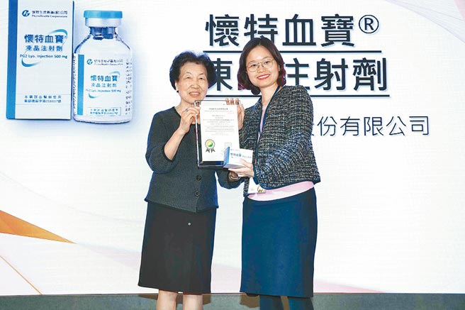 怀特新药长期投入癌症防治，研发上市新药获SNQ标章肯定，并于去年3月纳入健保给付；图右为怀特生技总经理李伊伶。图／怀特生技提供