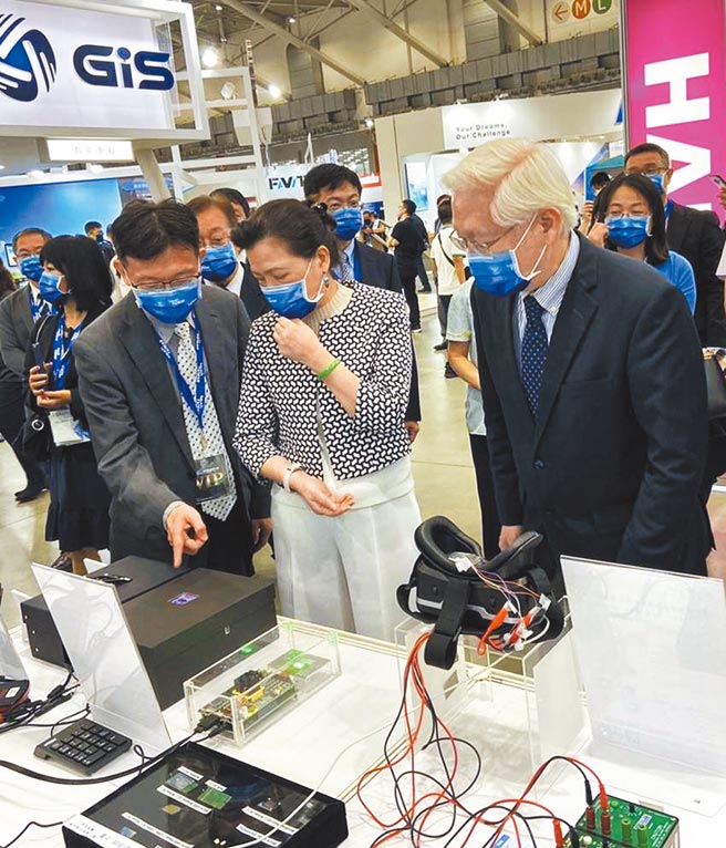 2022 Touch Taiwan智慧顯示展覽會中經濟部部長王美花（中）與科技部部長吳政忠（右），駐足於展示攤位前聆聽陽明交大光電系特聘教授劉柏村（左）專業介紹。圖／計畫單位提供