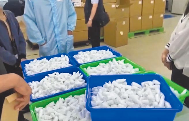 高雄檢警查獲鼎群公司以三鈺公司的名義，用每組250元至350元不等價格，向醫院、藥局販售冒牌快篩試劑，不法獲利257萬餘元，雄檢偵結將蔡姓廠長、2名公司負責人依詐欺罪、違反醫療器材管理法等罪起訴。（翻攝畫面／洪浩軒高雄傳真）