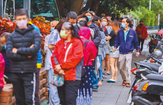 国内新冠疫情延烧，4日共新增28420例本土病例，指挥中心表示，全国共有六个行政区破千人确诊，其中以新北市10151例最多，也是首度站上万例的直辖市，其次为台北市5538例。图为许多民眾前往联合医院和平院区接受PCR检测。（罗永铭摄）