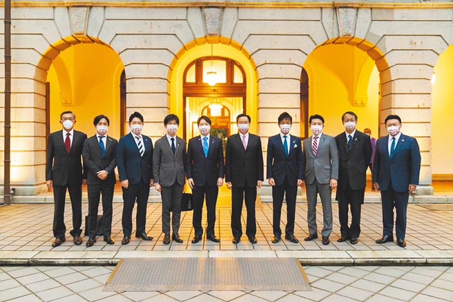 日本自民党青年局由局长小仓将信（左五）率领，与西野太亮（左三）、铃木宪和（左四），铃木隼人（右四）、山口晋（右三）等眾议员访台，外交部长吴钊燮（中）3日晚间在台北宾馆准备了台湾小吃米糕等美食款待，代表台日关系「步步高升」，双方在开宴大合照。小仓表示，乌克兰局势令人忧心，决不允许相同事情发生在台湾，希望今后台日双方能加强合作，也会全力支持台湾争取参与WHO及CPTPP。（文：崔慈悌，图：外交部）