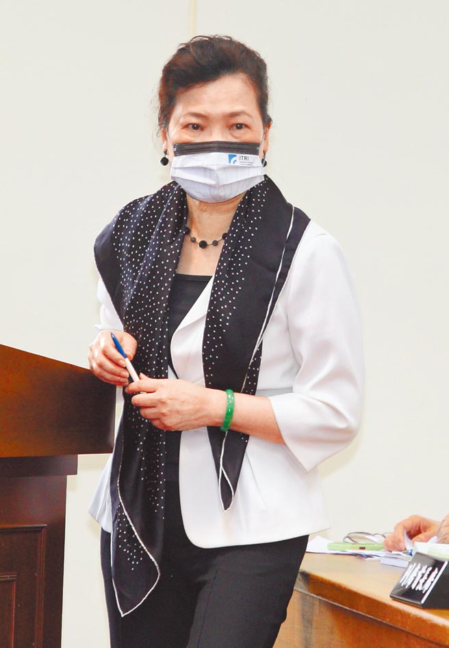 立委质疑灯号不实骗民眾，经济部长王美花解释，备转容量率都是台电前一天或一早评估。（张铠乙摄）