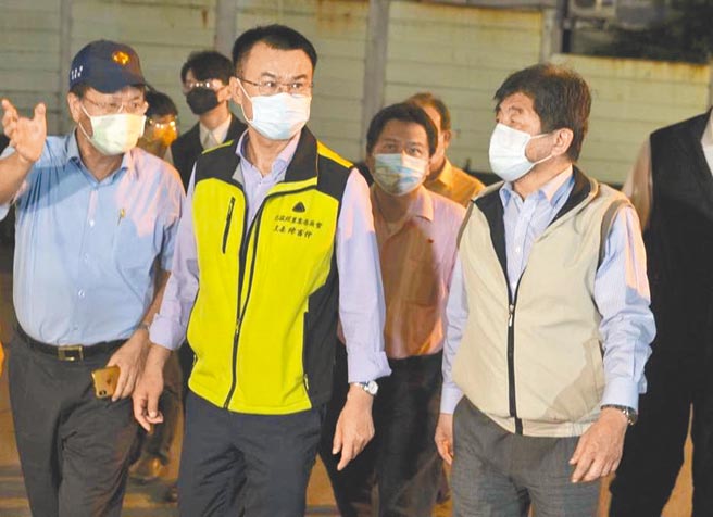 农委会主委陈吉仲（前排中）在北农总经理翁震炘（前排左一）陪同下前往台北市第一果菜市场巡视。（本报资料照片）