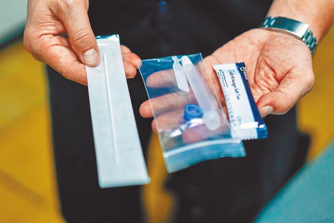 宜兰县政府考量购买快筛试剂会造成弱势家庭经济负担，将补助低收入户、中低收入户每户家庭500元购买试剂。（李忠一摄）