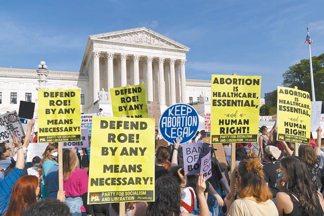 美国联邦最高法院一份推翻堕胎权判例的草案外泄，引起全美轩然大波。图为支持和反对的群眾在联邦最高法院外集会示威。（美联社）