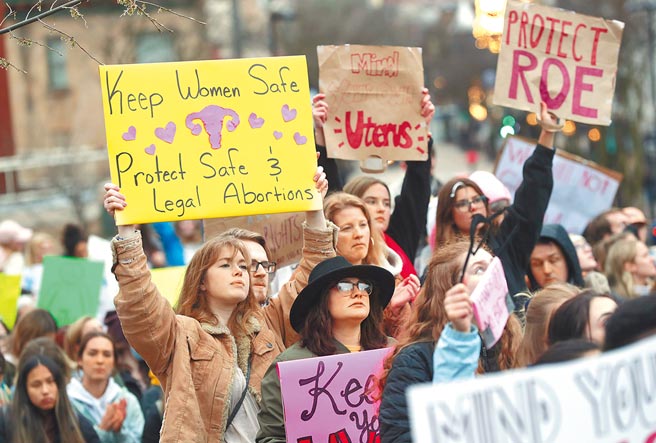 高法院預定6月宣布的主要意見書草稿遭外洩、被媒體史無前例全文公開，不僅重塑兩黨期中選舉布局，更挑動美國人敏感神經，川普時代留下的社會對立與動盪，恐進一步加劇。（美聯社）