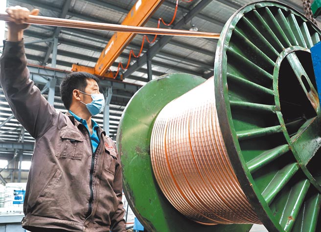 上海发布第二版復工復产疫情防控指引，要求企业復工的同时要兼顾防疫。图为「五一」国际劳动节，上海一些企业不休息，加班加点保生产。（新华社）