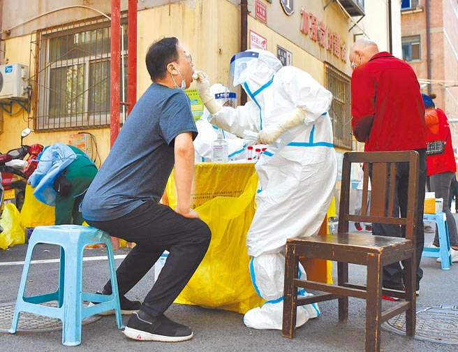 中國部分地區實施封控，台商、外商、相關供應鏈等都受到衝擊。圖為大陸鄭州市8個主城區每日進行1次核酸檢測。 （新華社）