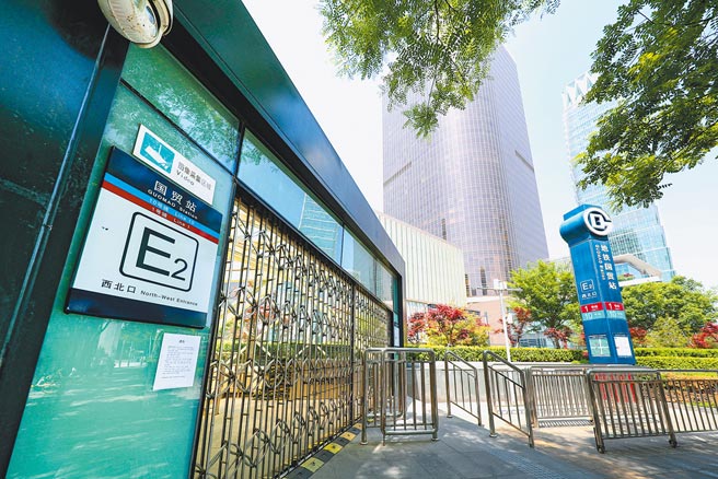 为避免疫情扩散，北京地铁关闭部分地铁站点，目前北京有60多个地铁站关闭。图中为地铁国贸站一出入口已经封闭。（中新社）