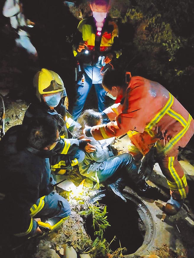 警消到场后，将胡女从水沟内救出并送往医院治疗伤势。（新北市消防局提供／吕健豪新北传真）
