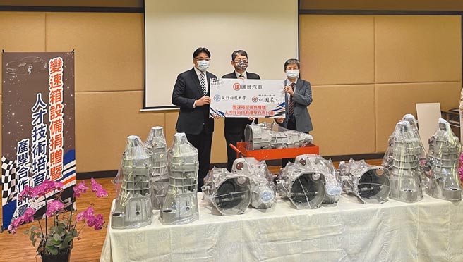 匯豐汽車捐贈變速箱給健行科技大學成立教學資源中心平台，高職端也由多所學校校長出席受贈。（校方提供／呂筱蟬桃園傳真）