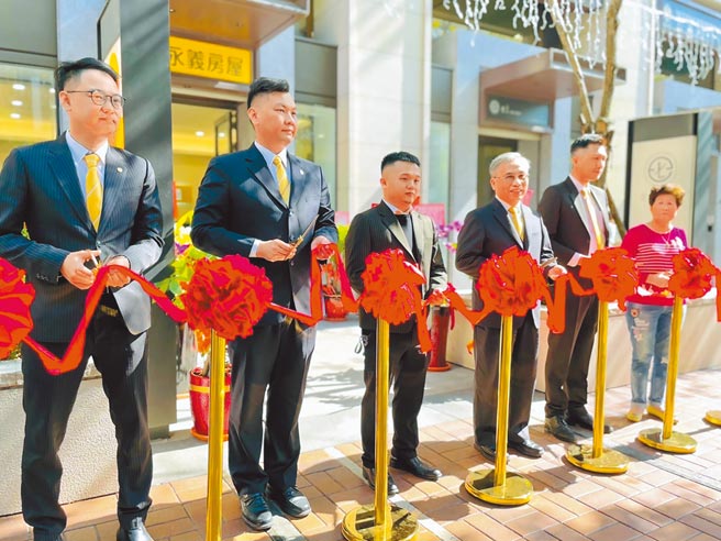 永义房屋店东纪志辉（图中）大讚，与永庆不动产同等级的科技系统，提供高效率服务，首季达200件委托。（永庆房产集团提供）